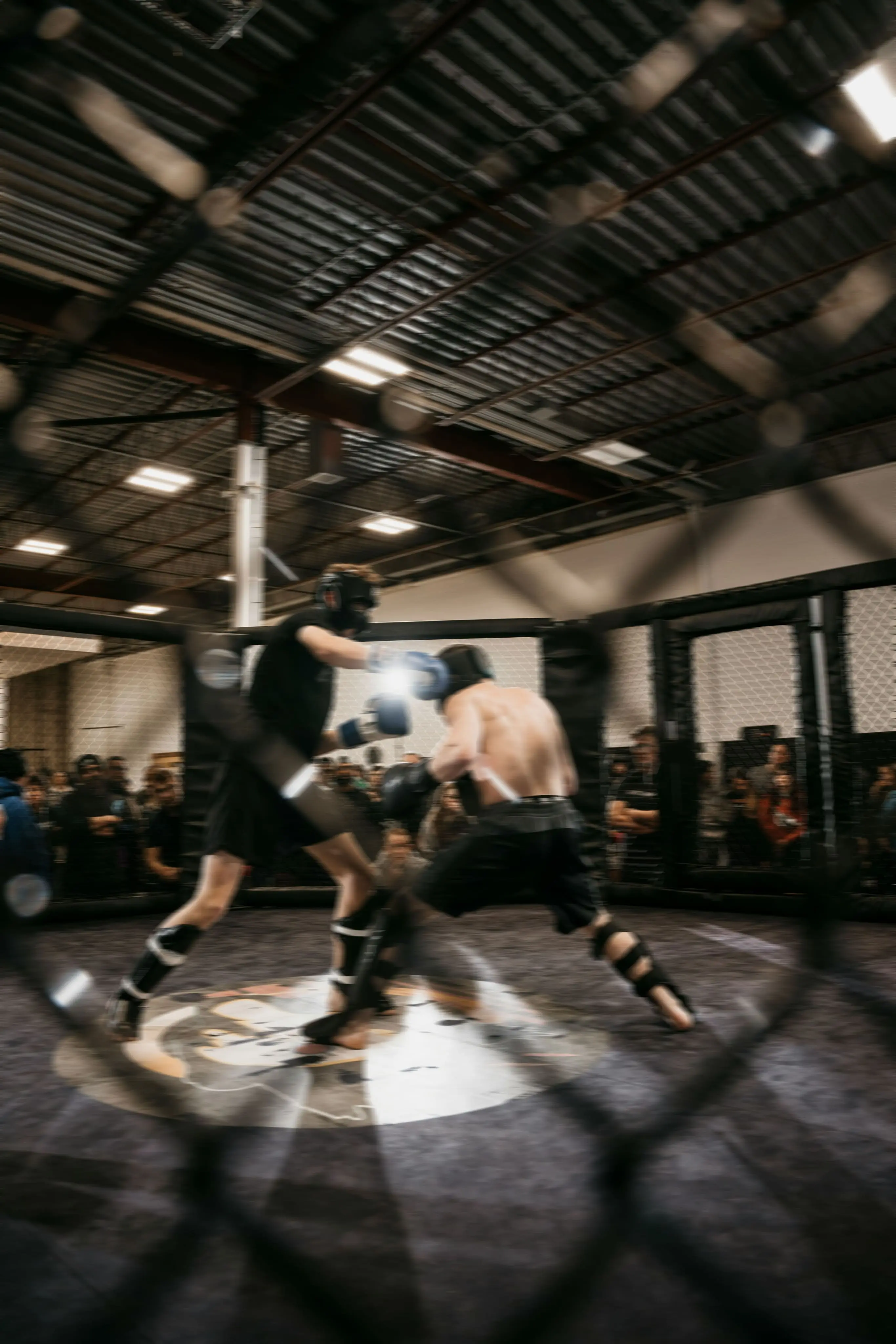 Спортсмены соревнуются на арене